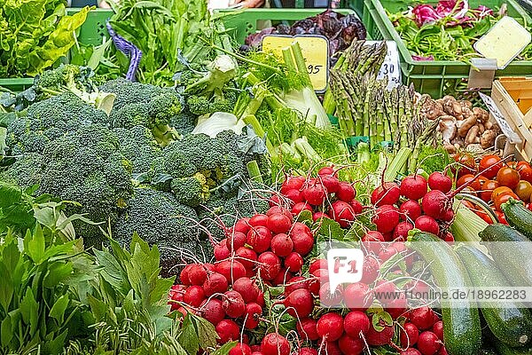 Salat und Gemüse zum Verkauf auf einem Markt