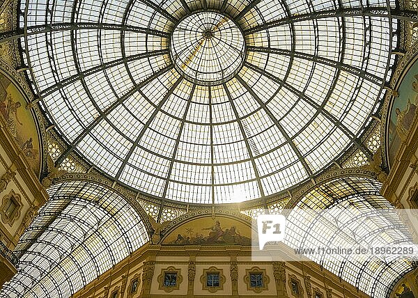 Galerie Vittorio Emanuele II an einem sonnigen Tag in Mailand  Lombardei  Italien  Europa
