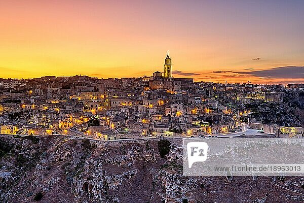 Blick auf die schöne Altstadt von Matera in Süditalien nach Sonnenuntergang