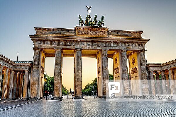Das historische Brandenburger Tor in Berlin bei Sonnenuntergang ohne Menschen