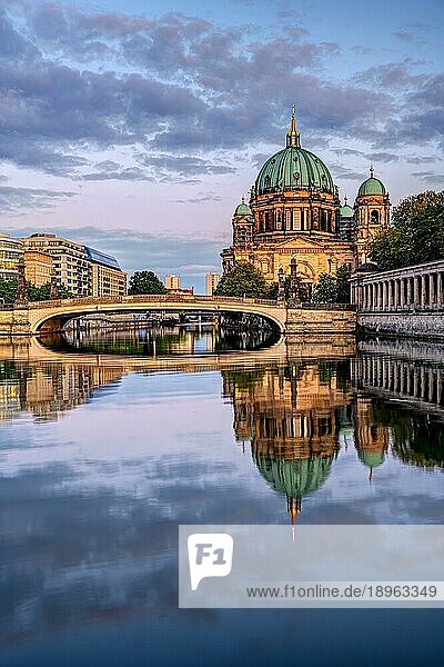 Der Berliner Dom nach Sonnenuntergang mit einer Spiegelung in der Spree