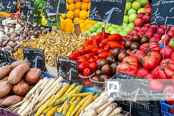 Verschiedene Gemüsesorten und einige Früchte zum Verkauf auf einem Markt