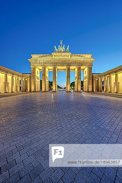 Das beleuchtete Brandenburger Tor in Berlin in der Dämmerung ohne Menschen
