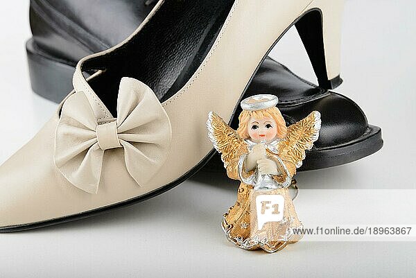 Männliche und weibliche Schuhe mit einem süßen kleinen Engel zum Valentinstag  dem Tag der Liebenden
