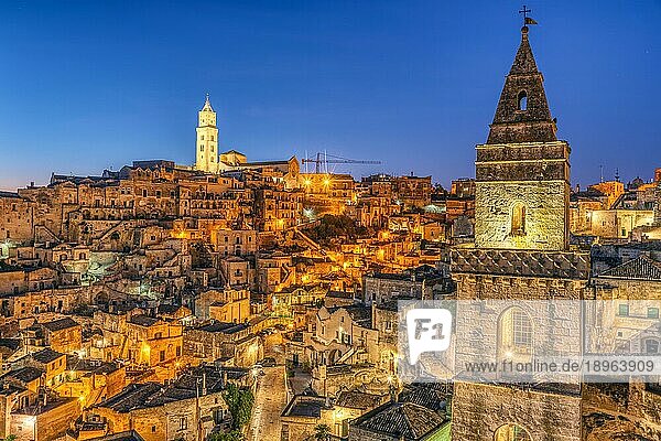 Die antike Altstadt von Matera in Süditalien bei Nacht
