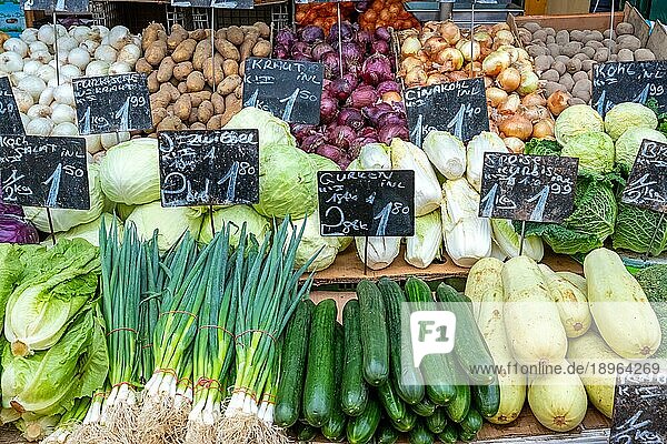 Große Auswahl an Gemüse und Salat zum Verkauf auf einem Markt