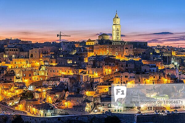 Die Altstadt von Matera in Süditalien nach Sonnenuntergang