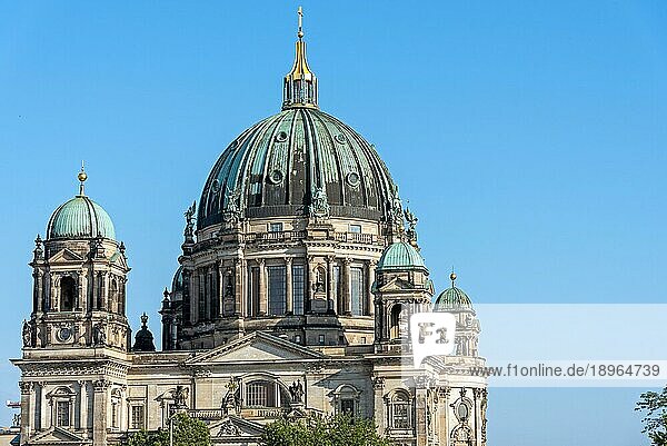 Der berühmte Berliner Dom an einem sonnigen Tag