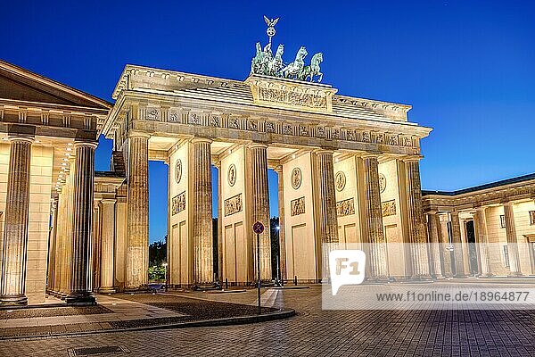Das berühmte beleuchtete Brandenburger Tor in Berlin zur blaün Stunde ohne Menschen