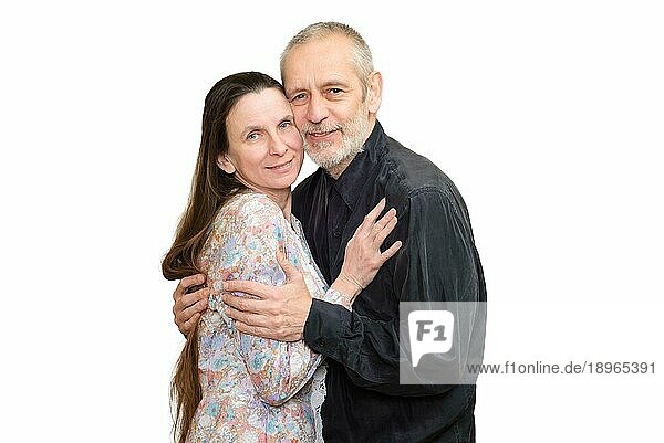 Älterer Mann und Frau mit langen Haaren umarmen einander mit Liebe für S. Valentinstag oder Jahrestag. vor weißem Hintergrund