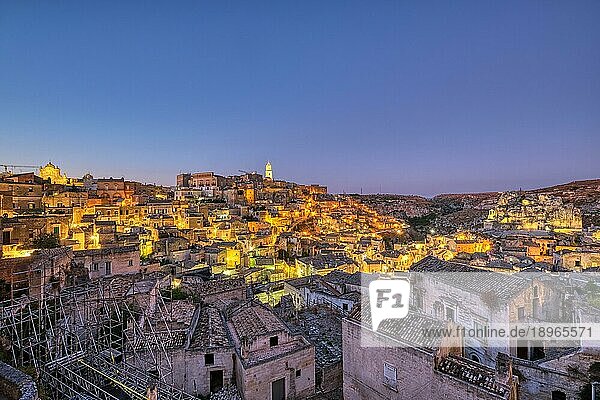 Die Altstadt von Matera in Süditalien in der Abenddämmerung