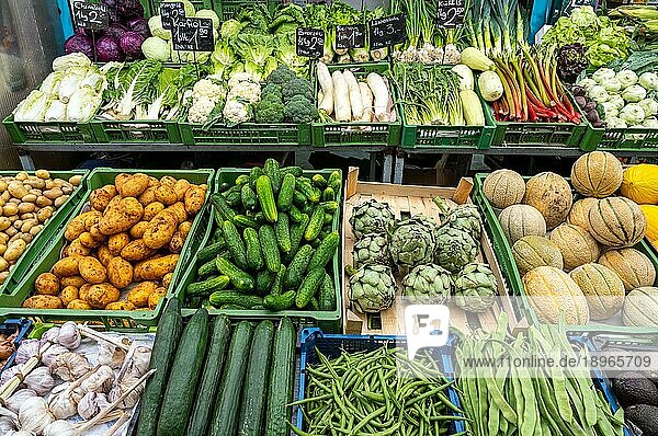 Verschiedene Salat- und Gemüsesorten zum Verkauf auf einem Markt
