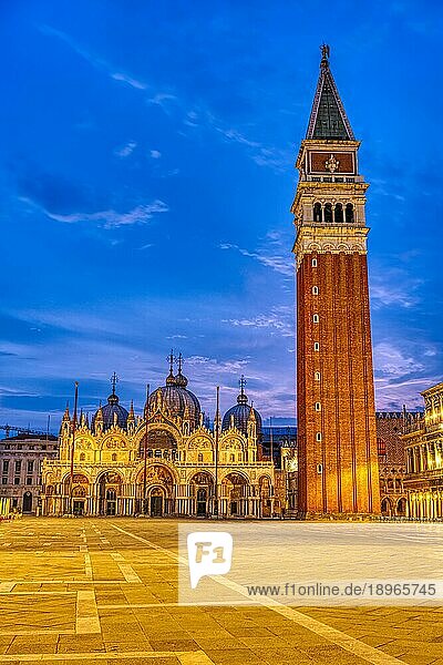 Piazza San Marco in Venedig mit dem Glockenturm und dem Dom bei Nacht