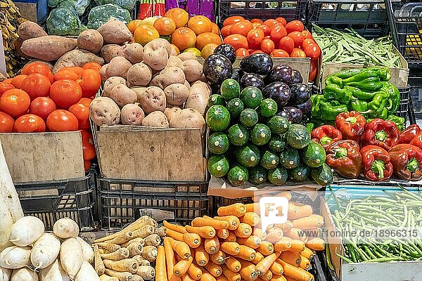 Verschiedene Gemüsesorten zum Verkauf auf einem Markt