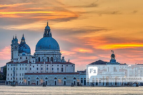 Die Basilica Di Santa Maria Della Salute in Venedig während eines dramatischen Sonnenuntergangs