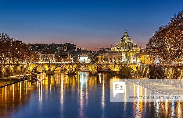 Der Tiber und die Basilika St. Peters in der Vatikanstadt  Italien  in der Dämmerung  Europa