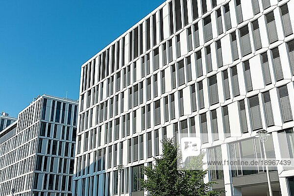 Modernes Bürogebäude gesehen in Berlin  Deutschland  Europa
