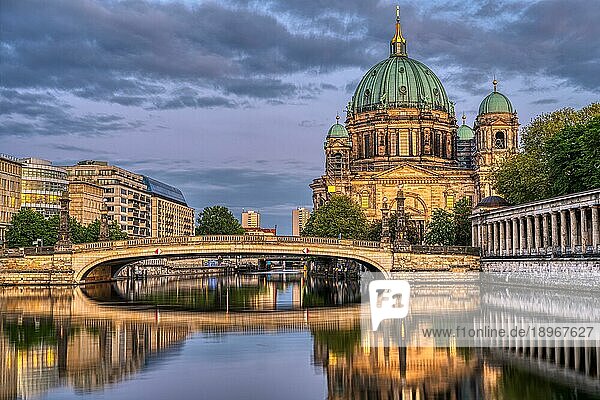 Der Berliner Dom  die Museumsinsel und die Spree in der Abenddämmerung