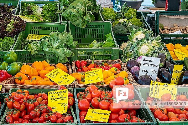 Eine bunte Auswahl an Gemüse  das an einem Marktstand verkauft wird