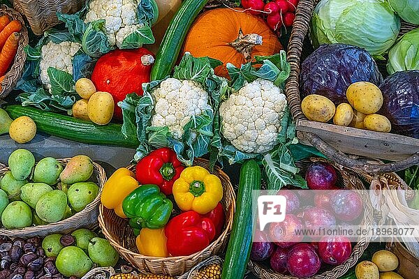 Verschiedene Gemüse- und Obstsorten zum Verkauf auf einem Markt