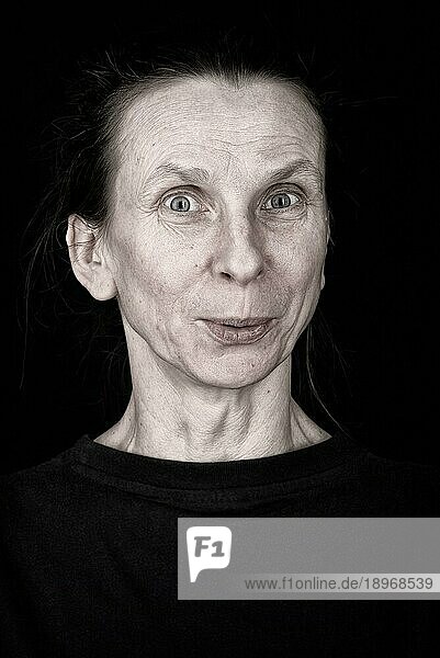 Attraktive erwachsene Frau Porträt mit anerkennenden Ausdruck auf ihrem Gesicht