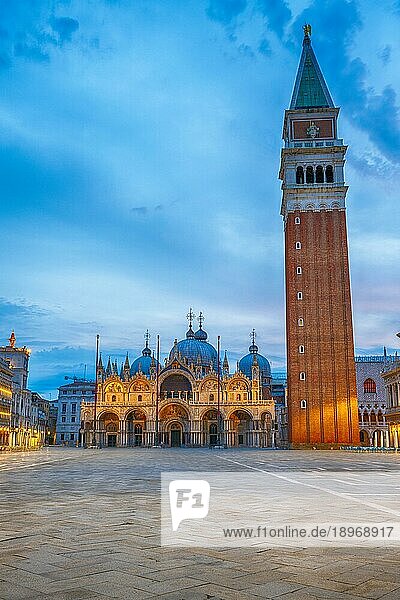 Markusplatz in Venedig mit dem Glockenturm und der Kathedrale in der Dämmerung