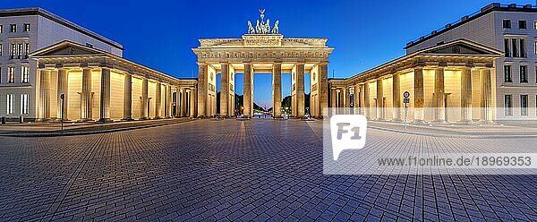 Panorama des beleuchteten Brandenburger Tors in Berlin nach Sonnenuntergang  ohne Menschen