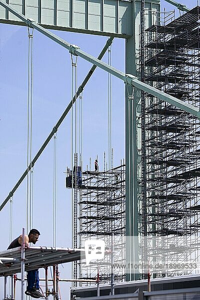 Brückensanierung der Rheinbrücke Köln-Rodenkirchen oder Rodenkirchener Brücke  Bauarbeiter auf einem Baugerüst am Brückenpfeiler auf der Autobahnbrücke der A4 über den Rhein  Köln  Nordrhein-Westfalen  Deutschland  Europa