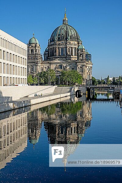 Der Berliner Dom mit dem wiederaufgebauten Stadtschloss spiegelt sich in der Spree