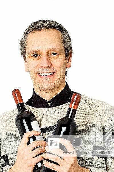 Ein glücklicher Mann mit zwei Flaschen Rotwein