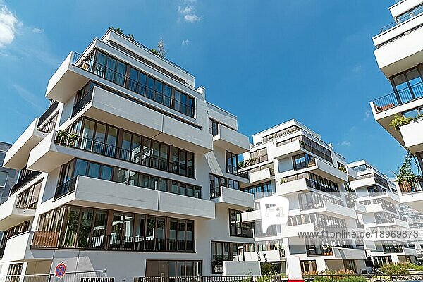 Moderne weiße Stadthäuser an einem sonnigen Tag in Berlin