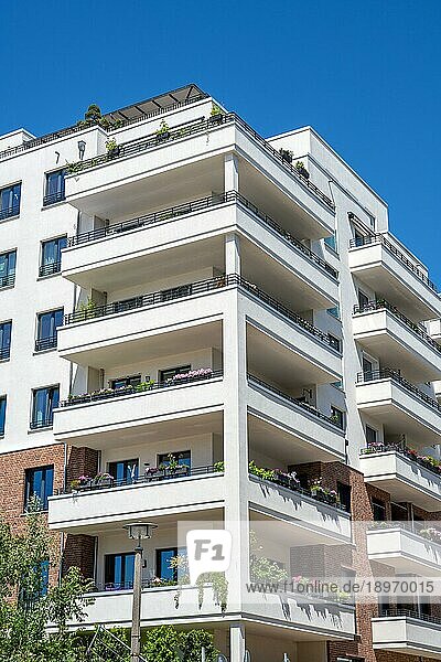 Moderner weißer Wohnblock gesehen in Berlin  Deutschland  Europa