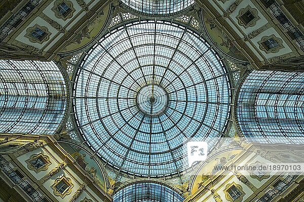Galerie Vittorio Emanuele II an einem sonnigen Tag in Mailand  Lombardei  Italien  Europa