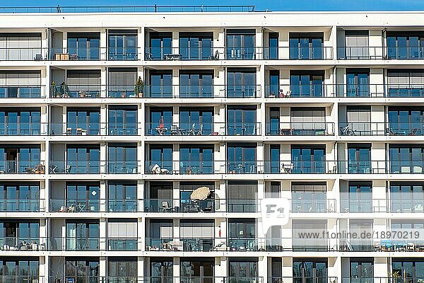 Fassade eines modernen Mehrfamilienhauses mit vielen Balkonen gesehen in Hamburg  Deutschland  Europa