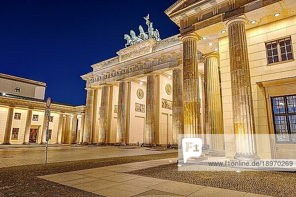 Seitenansicht des beleuchteten Brandenburger Tores in Berlin bei Nacht