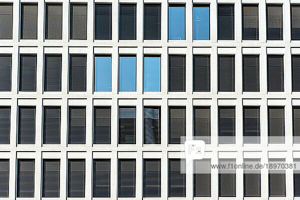 Fassade eines modernen Bürogebäudes in Berlin  Deutschland  Europa