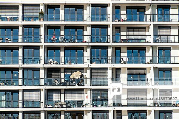 Glasfassade eines modernen Mehrfamilienhauses mit vielen Balkonen gesehen in Hamburg  Deutschland  Europa