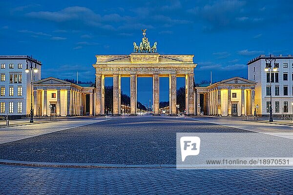 Panorama des beleuchteten Brandenburger Tores in Berlin im Morgengrauen ohne Menschen