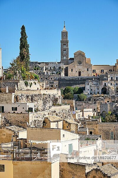 Die Altstadt von Matera in Italien mit der Kathedrale im Hintergrund