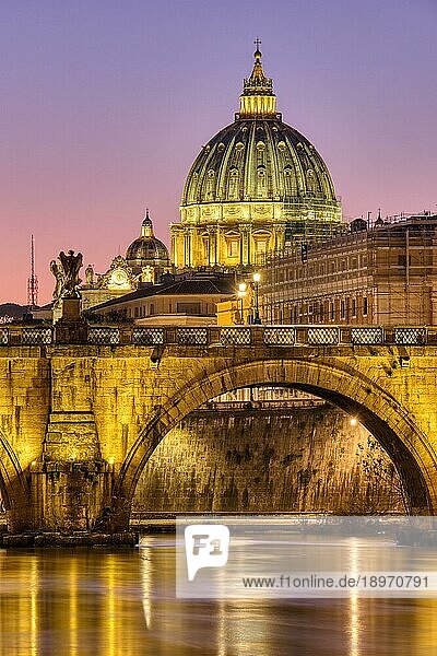 Die St. Peters-Basilika in der Vatikanstadt  Italien  in der Abenddämmerung  Europa