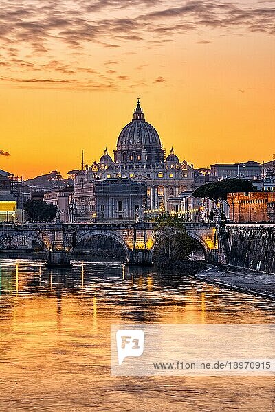 Sonnenuntergang über der Basilika St. Peters und dem Tiber in Rom