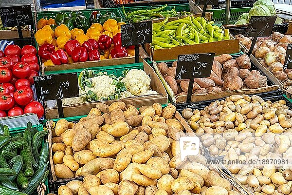Kartoffeln und anderes Gemüse zum Verkauf auf einem Markt