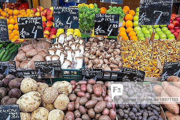 Pilze  Kartoffeln und Früchte zum Verkauf auf einem Markt