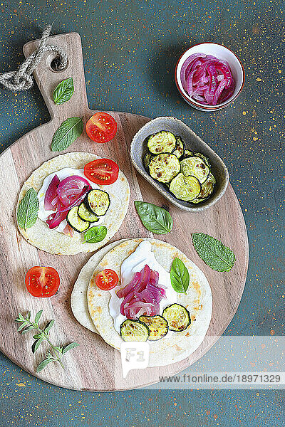 Piadina with zucchini chips and sweet and sour red onions