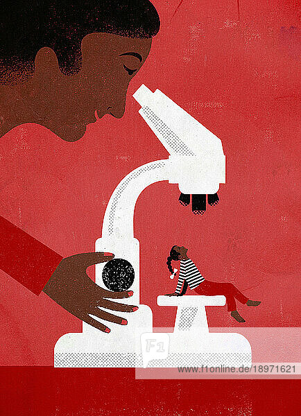 Mutter betrachtet Tochter unter dem Mikroskop
