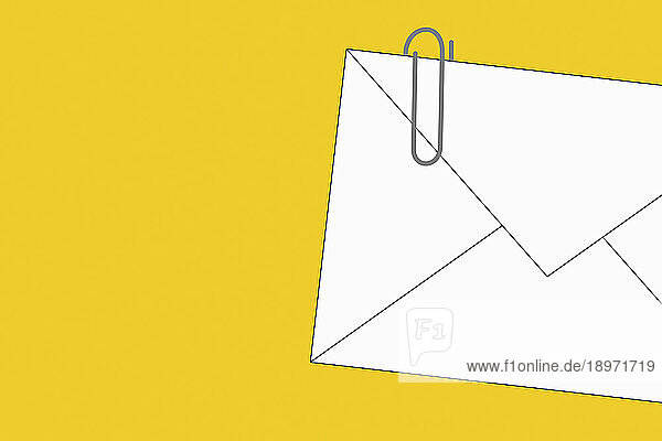 Briefumschlag und Büroklammer als E-Mail-Anhang