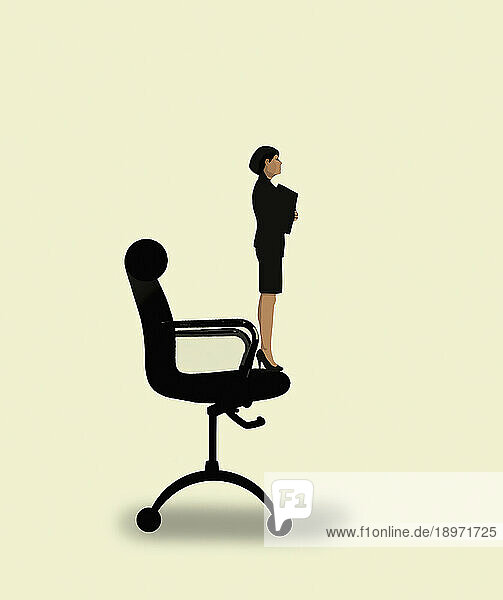 Kleine Geschäftsfrau steht auf einem großen Bürostuhl