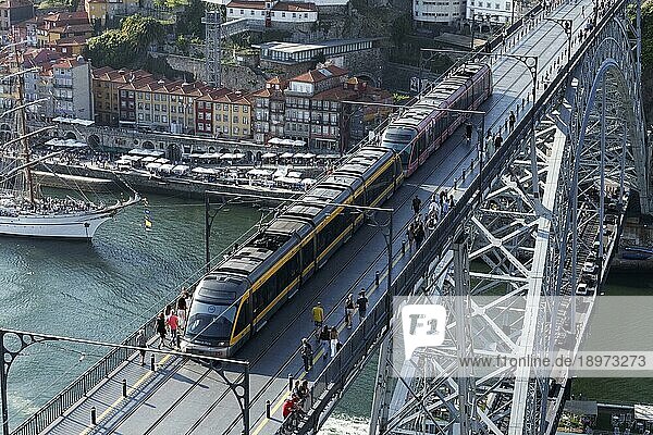 Metro und Fußgänger auf der Brücke Ponte D. Luís I  Fachwerk-Bogenbrücke  Blick von Serra Pilar  Porto  Portugal  Europa
