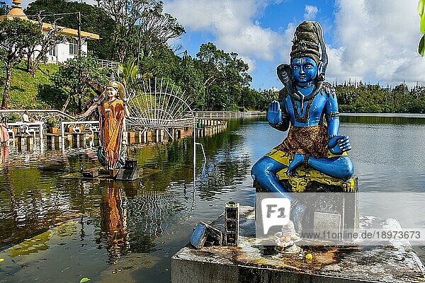 Rechts Skulptur Figur Statue von hinduistischer Gott Hindu Gottheit Shiva von hinduistische Religion links Frau Gemahlin von Shiva Parvati in See heiliger Hindu-See Ganga Talao  Grand Bassin  Mauritius  Afrika
