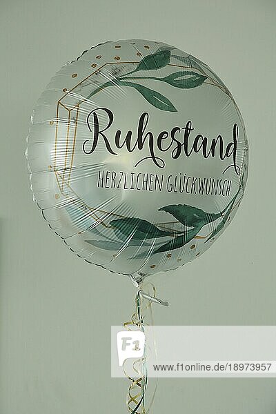 Luftballon mit Aufschrift Ruhestand und Herzlichen Glückwunsch  Rente  silbern  rund  Hessen  Deutschland  Europa